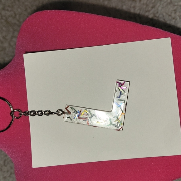 Floating Letter L Keychain ๐ - Picture 4 of 6